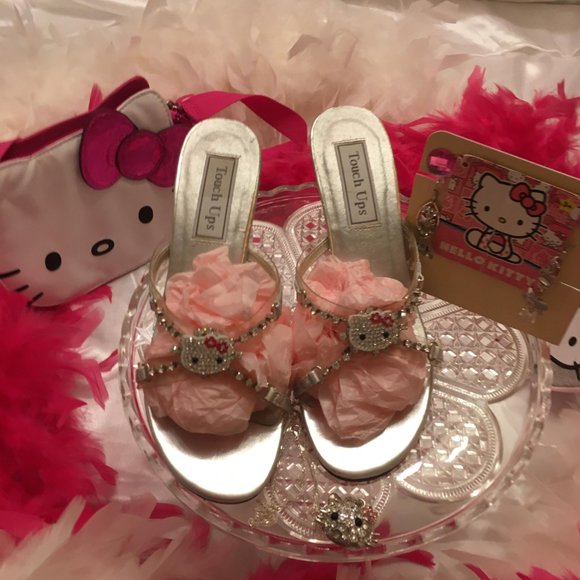 ADORABLE kitten heels and earings with hello kitty and crystal details! - Picture 4 of 11